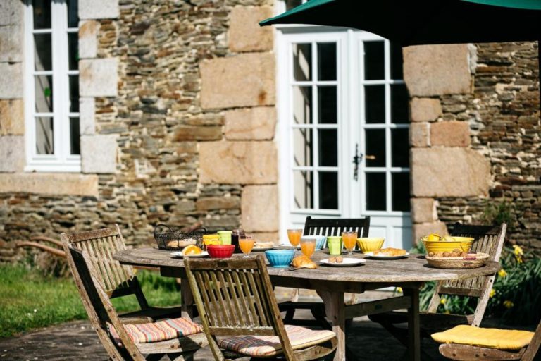 Petit déjeuner en terrasse-Maison d'hôtes de charme-La Vieille Foulonniere-Normandie-Mont Saint Michel-Campagne