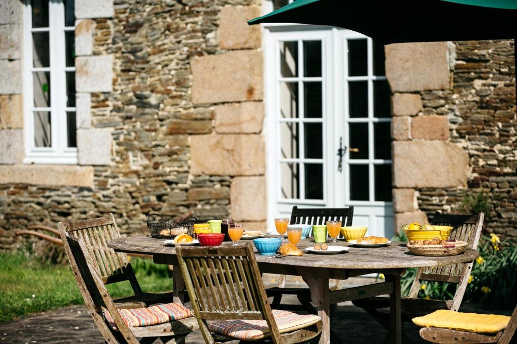 Petit déjeuner en terrasse-Maison d'hôtes de charme-La Vieille Foulonniere-Normandie-Mont Saint Michel-Campagne