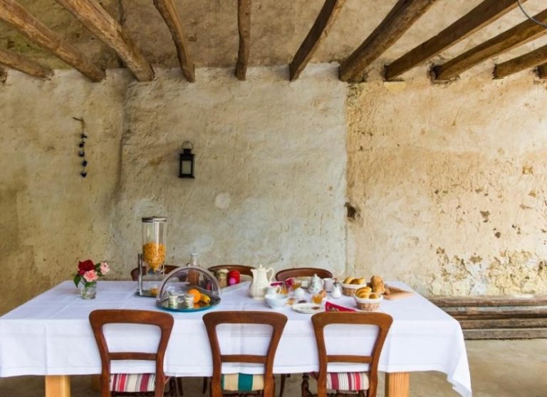 Petit déjeuner sous la grange - Chambres d'hôtes de charme Gironde Landes - La Cordonnerie